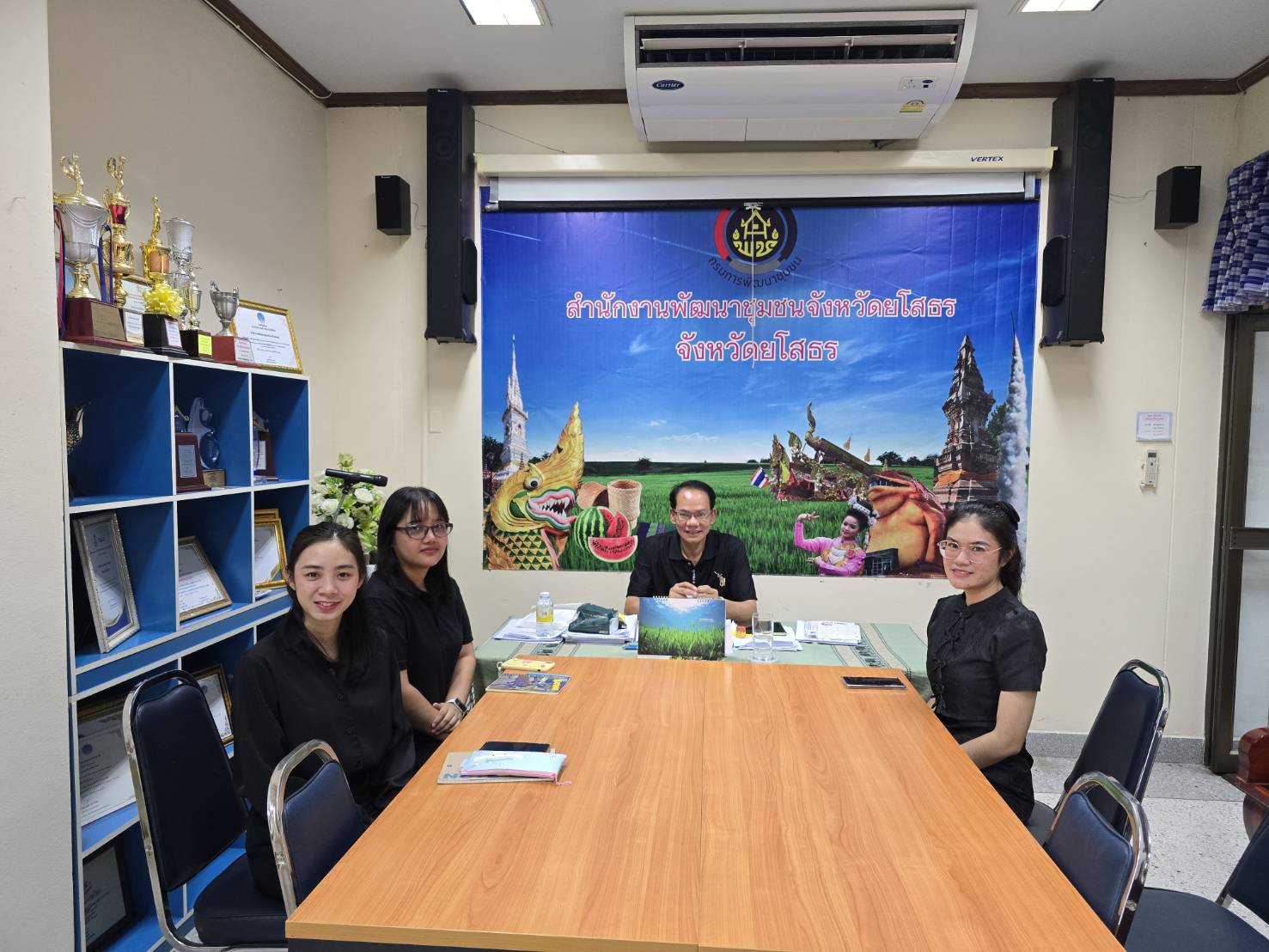 พช.ยโสธร ให้การต้อนรับข้าราชการบรรจุใหม่จากสำนักงานจังหวัดยโสธร เพื่อเรียนรู้เสริมสร้างทักษะและฝึกอบรมประสบการณ์จริง