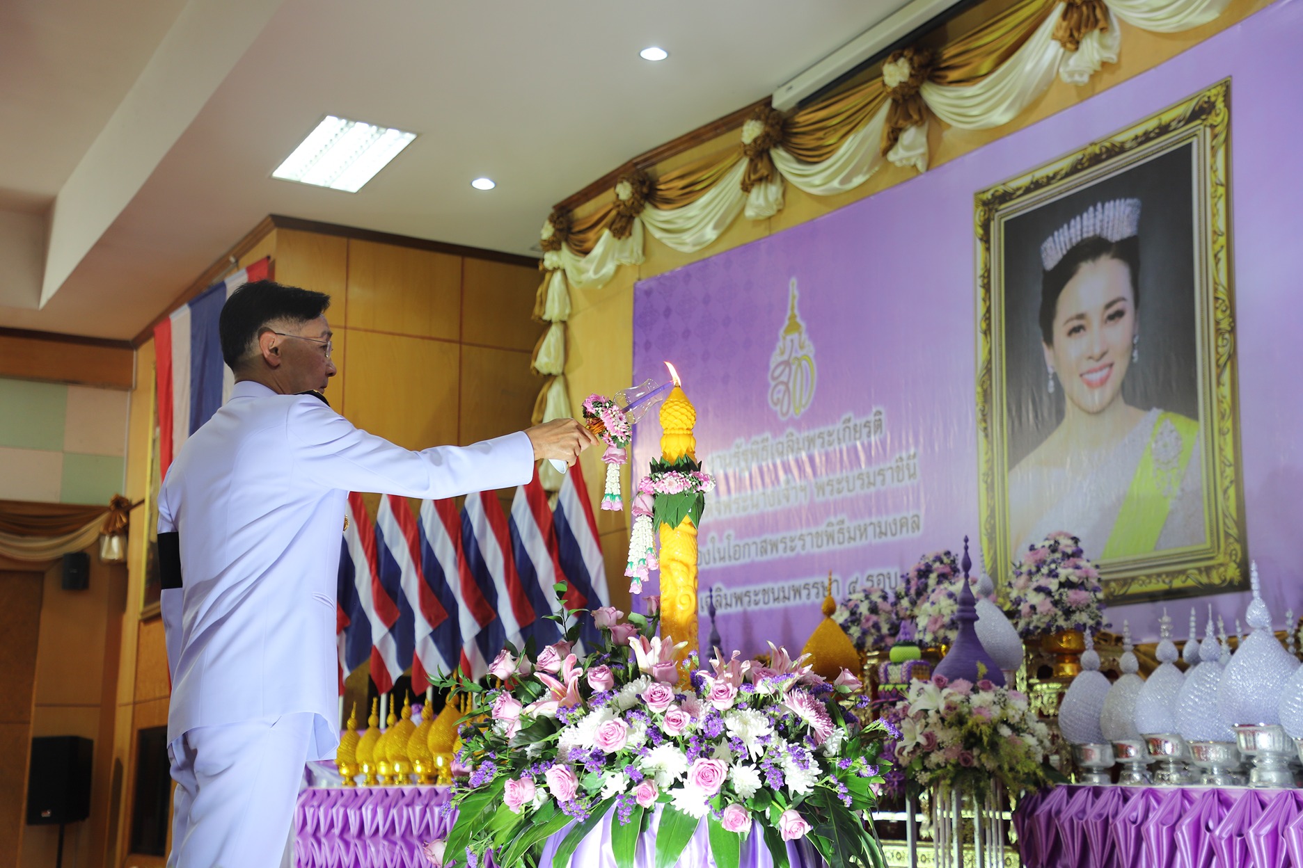 พช.ยโสธรรวมใจ จุดเทียนถวายพระพรชัยมงคล สมเด็จพระนางเจ้าฯ พระบรมราชินี เนื่องในโอกาส มหามงคลเฉลิมพระชนมพรรษา 4 รอบ