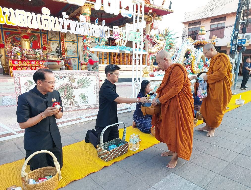 พช.ยโสธรชวนนุ่งผ้าไทย ร่วมตักบาตรย้อนยุควิถีถิ่น ปลุกกระแส Soft Power สรรค์สร้างเศรษฐกิจชุมชน