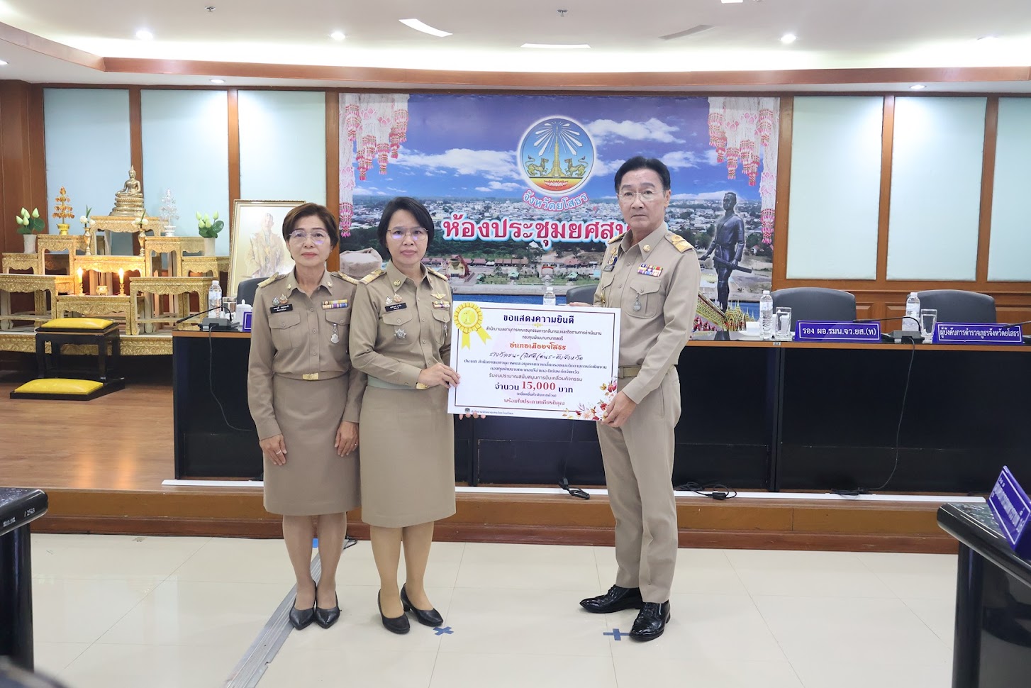 พช.ยโสธร >> มอบใบประกาศเกียรติคุณ ตามโครงการเชิดชูเกียรติคนกองทุนพัฒนาบทบาทสตรีดีเด่น ประจำปี 2569 และมอบใบประกาศเกียรติคุณสตรีดีเด่นการขับเคลื่อนนโยบายและภารกิจสำคัญของกระทรวงมหาดไทย จังหวัดยโสธร ประจำปี 2569
