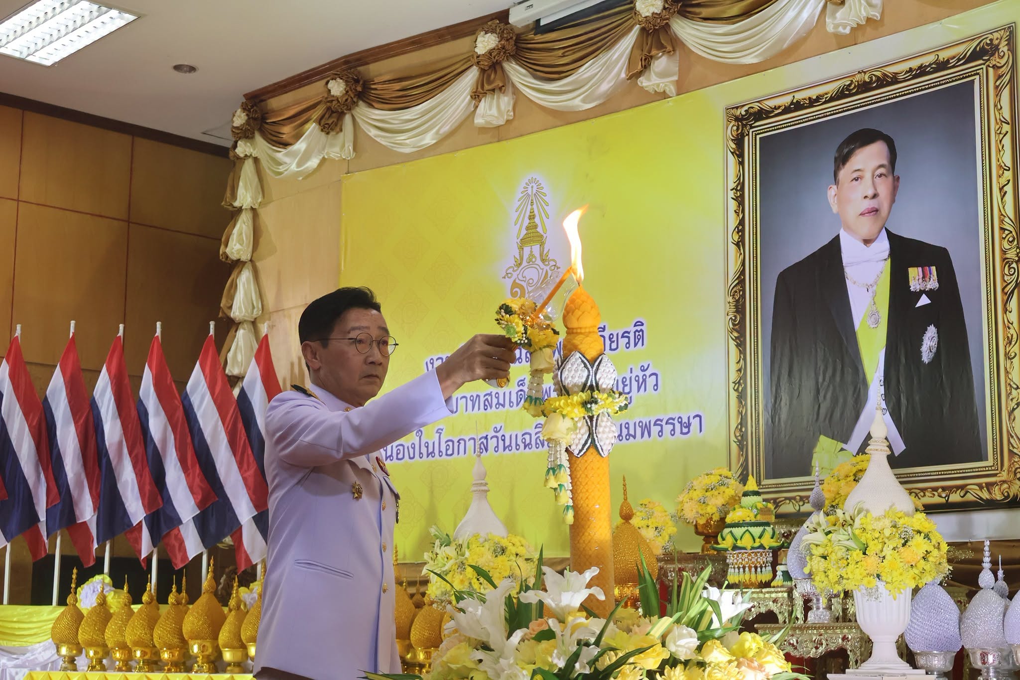 พช.ยโสธร ร่วมพิธีถวายเครื่องราชสักการะ วางพานพุ่ม และพิธีจุดเทียนถวายพระพรชัยมงคล ถวายพระราชกุศลแด่ พระบาทสมเด็จพระเจ้าอยู่หัว เนื่องในโอกาสวันเฉลิมพระชนมพรรษา 28 กรกฎาคม 2569