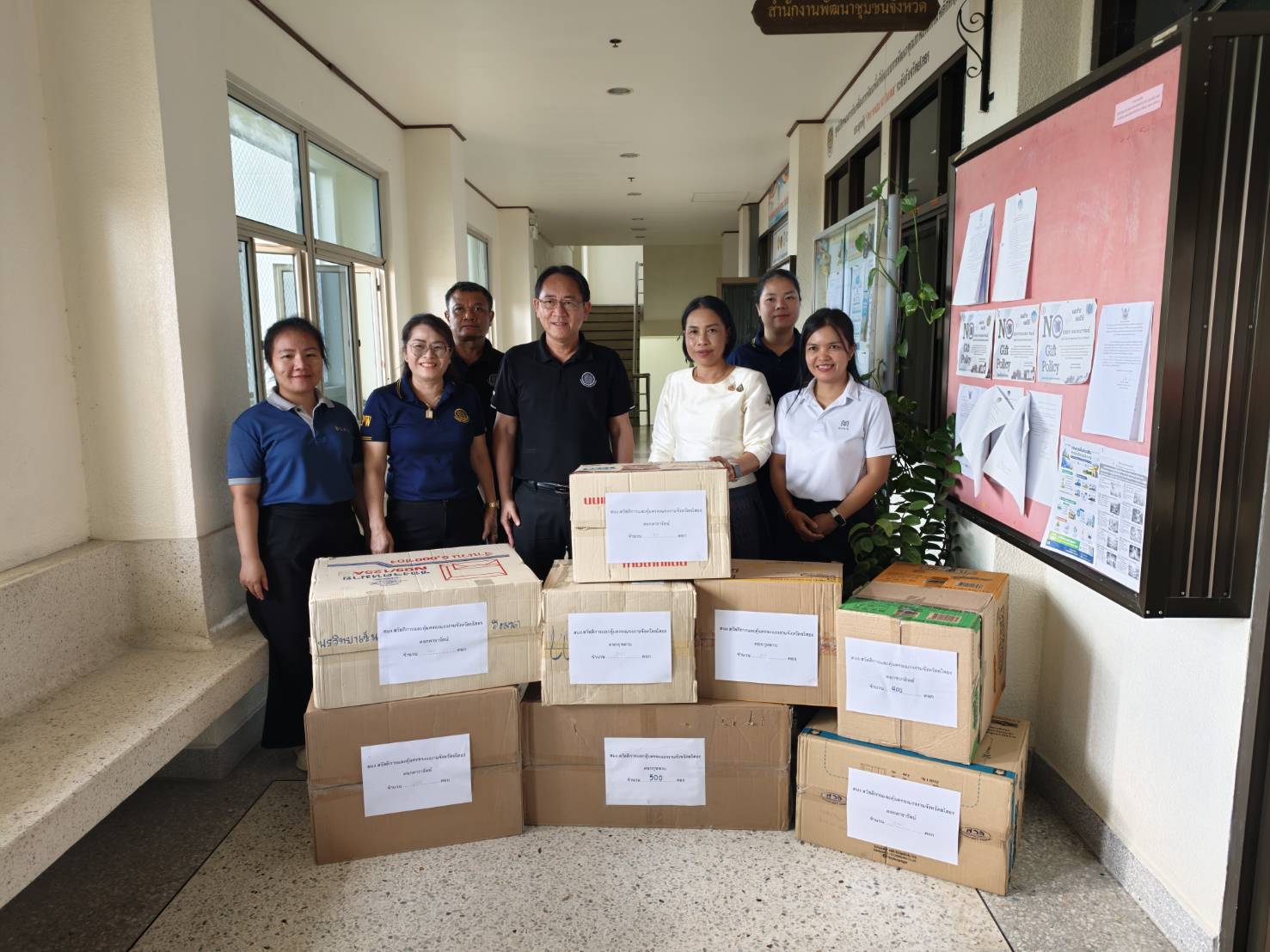พช.ยโสธร รับมอบดอกไม้จันทน์ จากสำนักงานสวัสดิการและคุ้มครองแรงงานจังหวัดยโสธร ร่วมทำความดีด้วยหัวใจ น้อมถวายเป็นพระราชกุศล