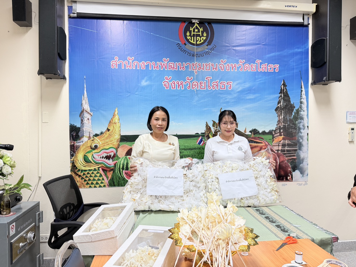 พช.ยโสธร รับมอบดอกไม้จันทน์ จากสำนักงานธนารักษ์พื้นที่ยโสธร ร่วมทำความดีด้วยหัวใจ น้อมถวายเป็นพระราชกุศล