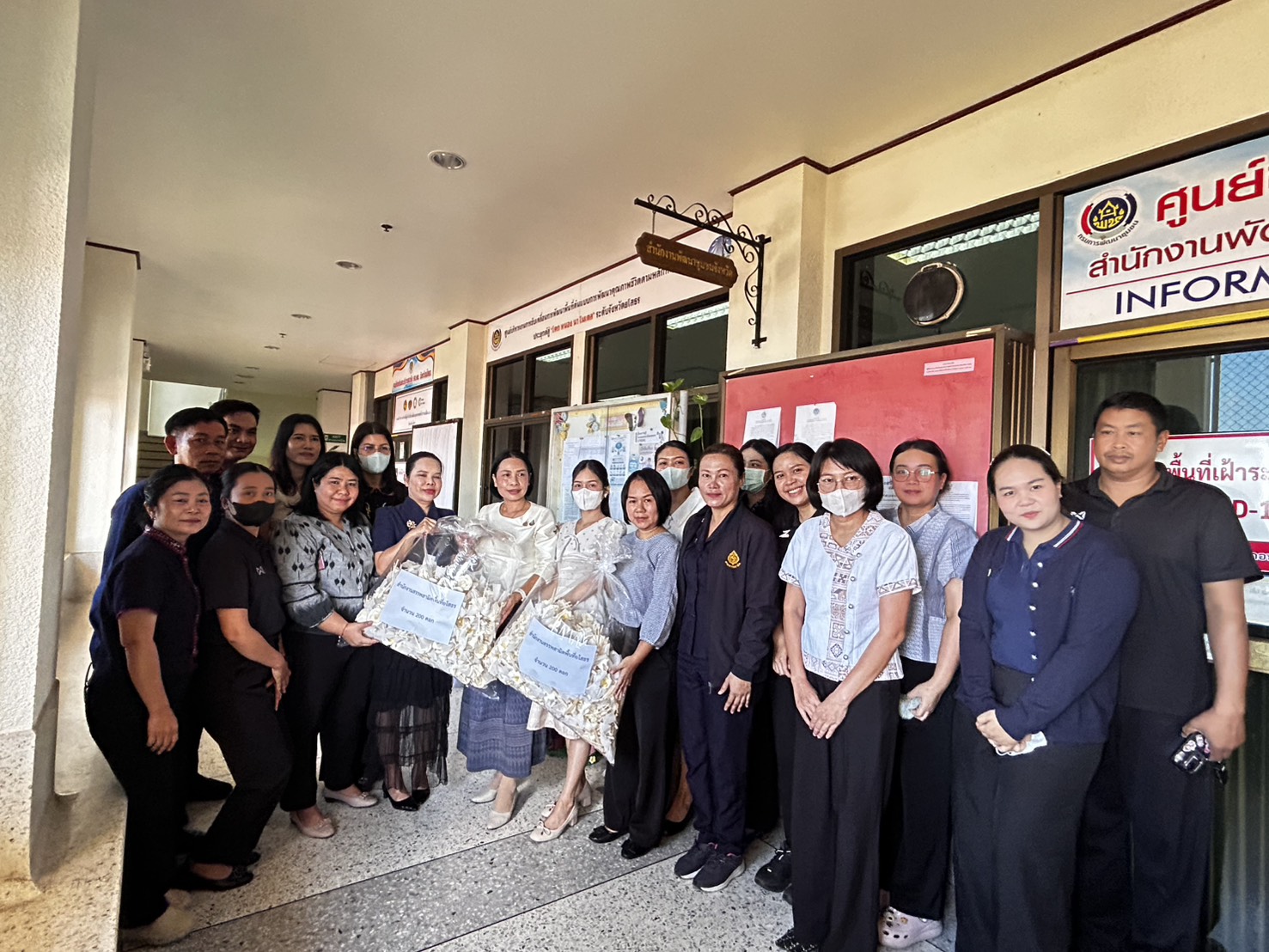 พช.ยโสธร รับมอบดอกไม้จันทน์ จากสำนักงานสรรพสามิตพื้นที่ยโสธร ร่วมทำความดีด้วยหัวใจ น้อมถวายเป็นพระราชกุศล